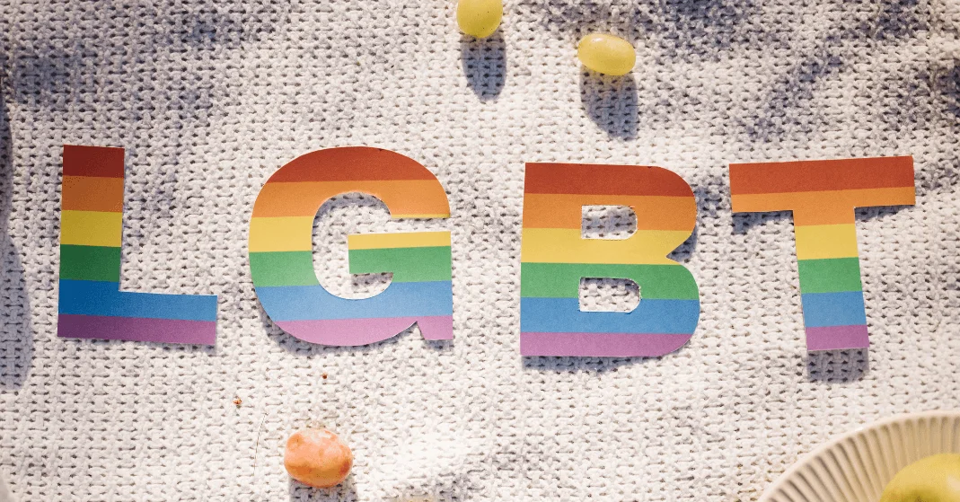 A Autenticah é um centro de saúde transdisciplinar dedicado a fornecer suporte emocional e mental para a comunidade LGBTQIAPN+.