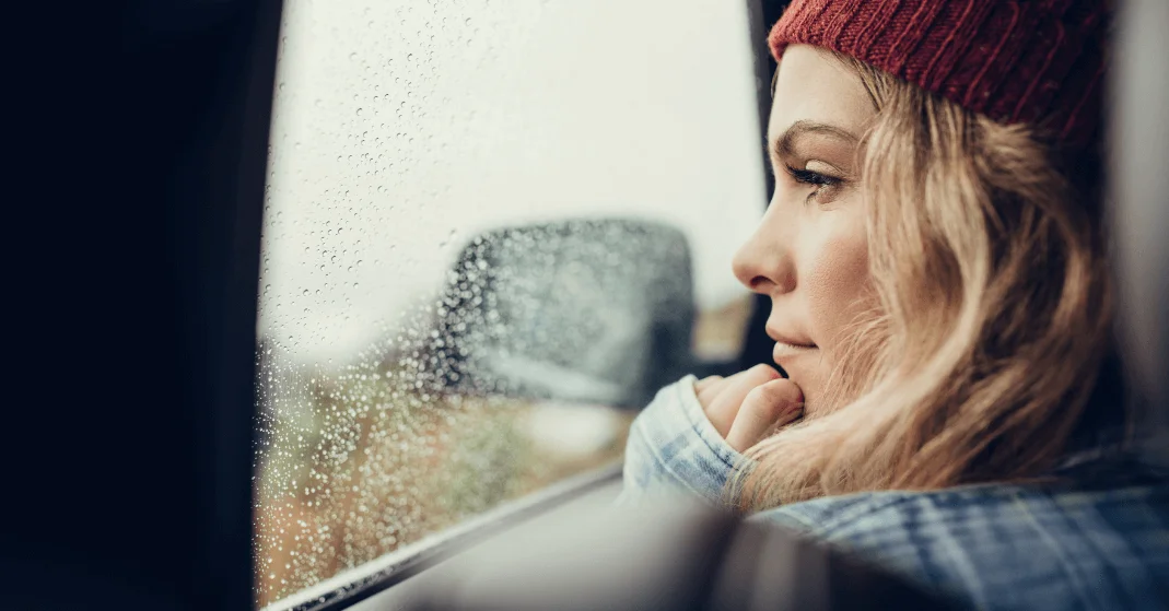 Representação da relação entre o clima e saúde mental durante as mudanças de estação, como outono e inverno.