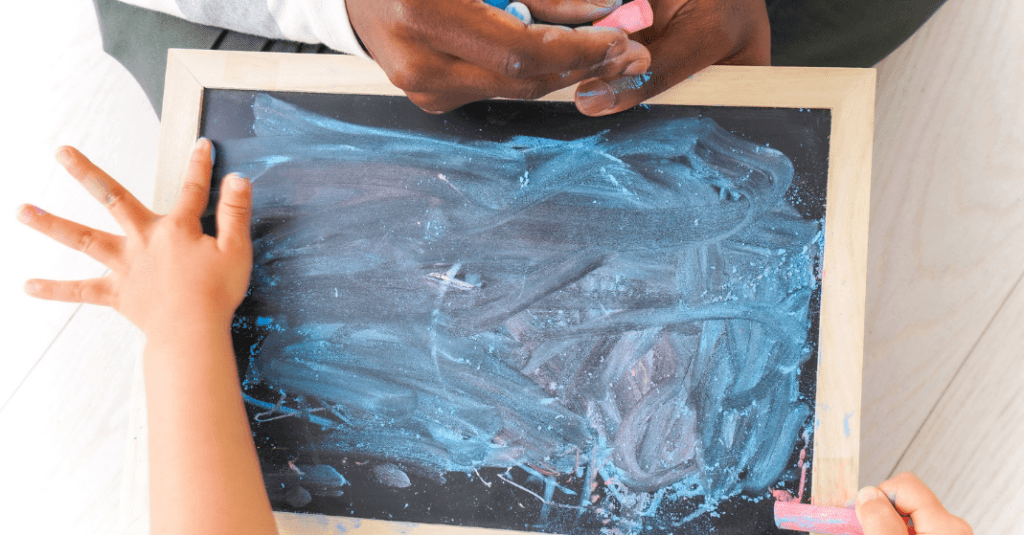 Pessoa pintando um desenho sobre diversidade e Visibilidade Trans.