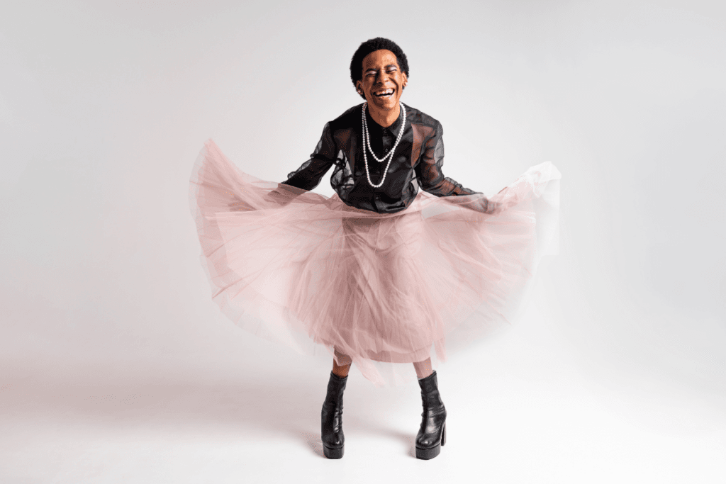 Jovem com Identidade de Gênero não binária expressando sua autenticidade.