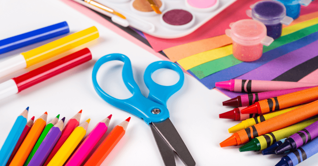 Variedade de materiais artísticos acessíveis para iniciar a pintura como prática terapêutica.