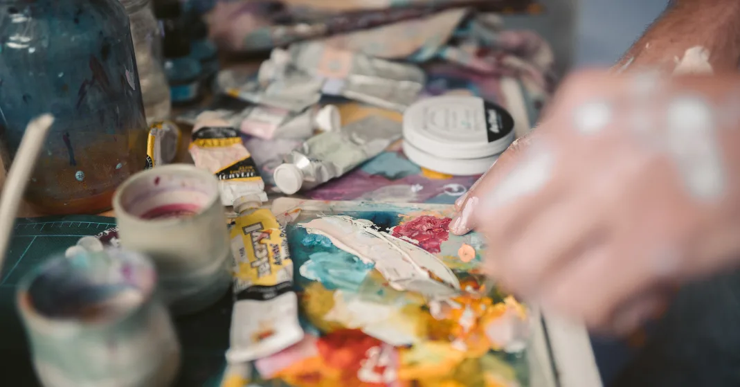Pessoa adulta realizando pintura como prática terapêutica para alívio da ansiedade.