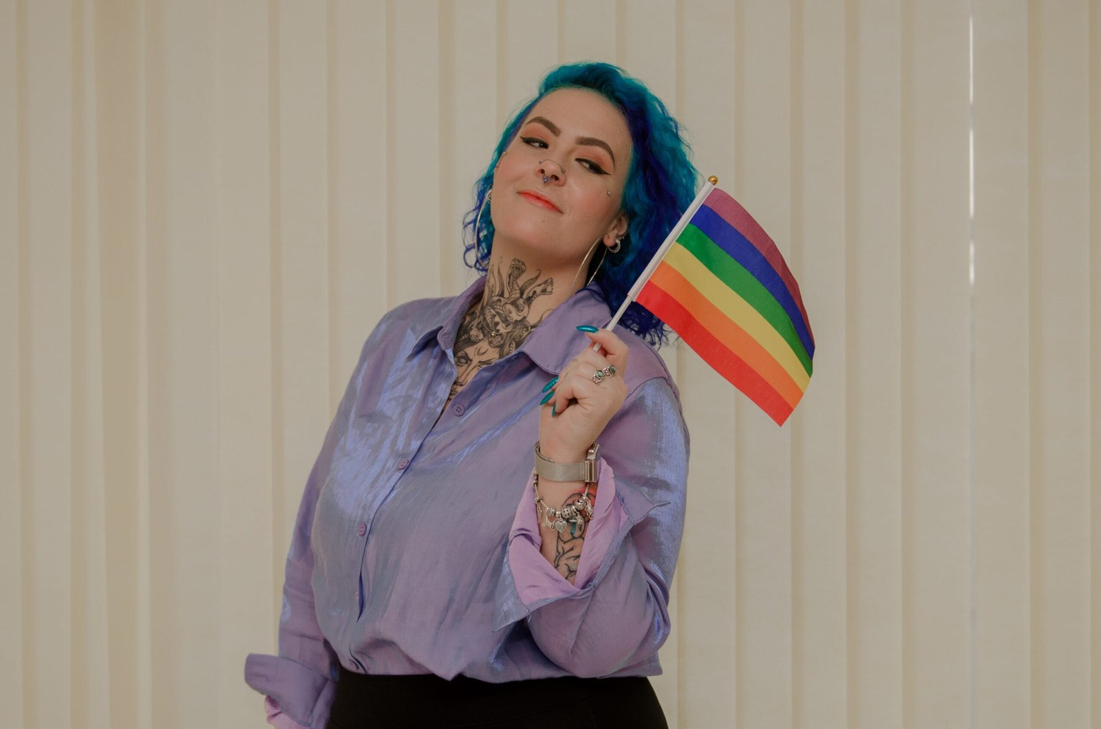 A idealizadora da clínica celebrando que o orgulho com saúde mental é resistência, e essa é a Autenticah.