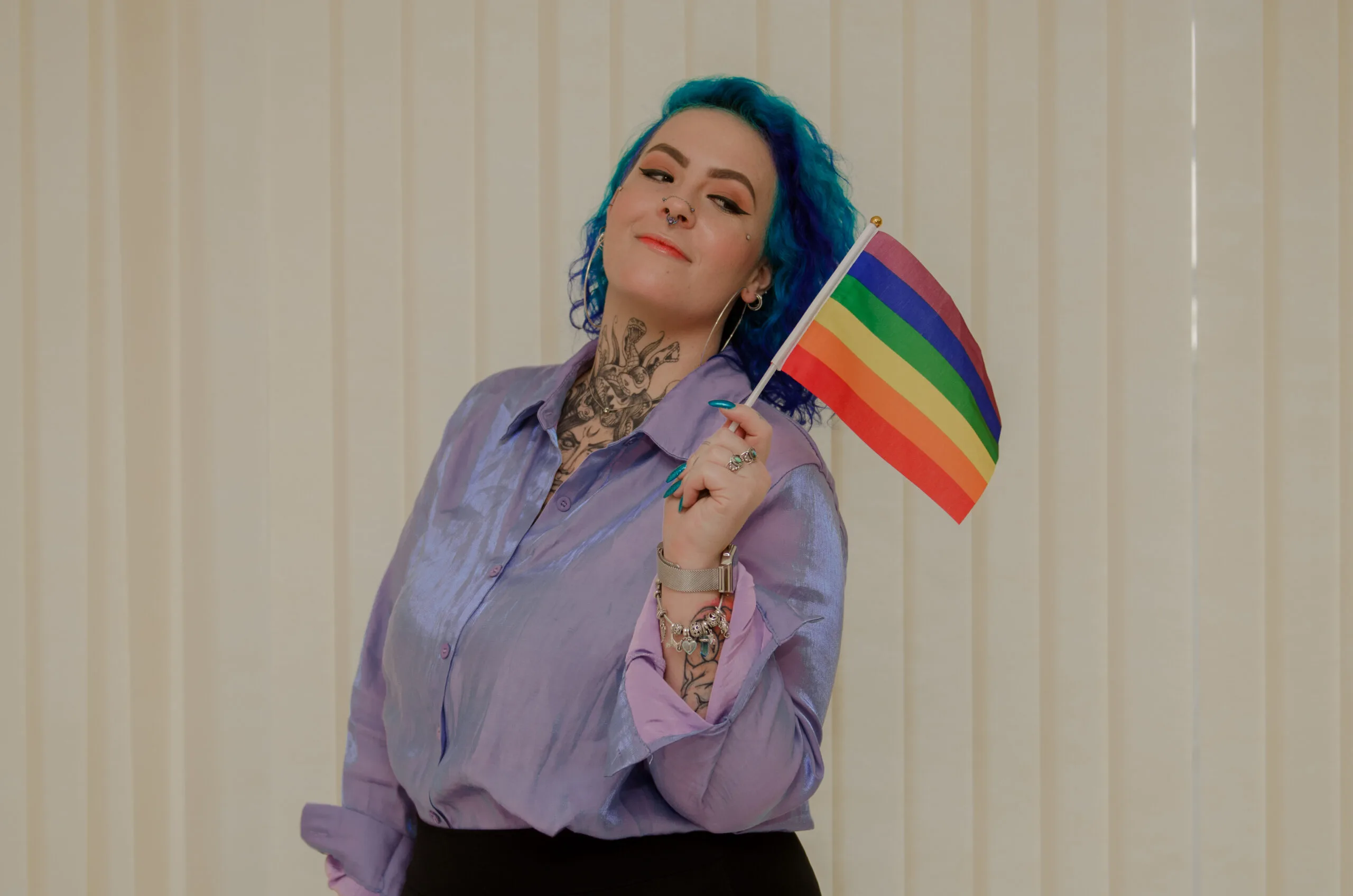 A idealizadora da clínica celebrando que o orgulho com saúde mental é resistência, e essa é a Autenticah.