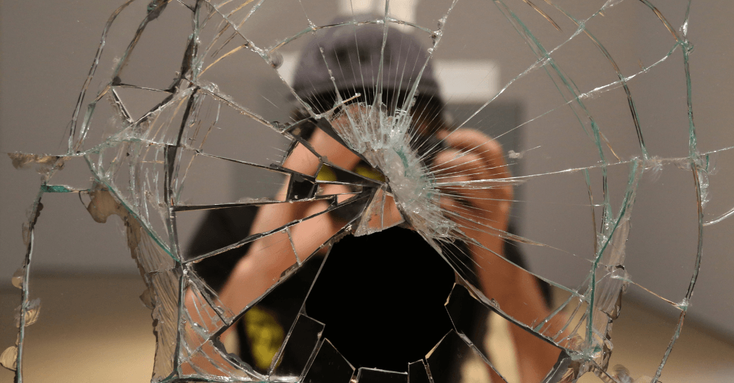 O impacto invisível do estigma internalizado na autoimagem e as consequências para a saúde mental.